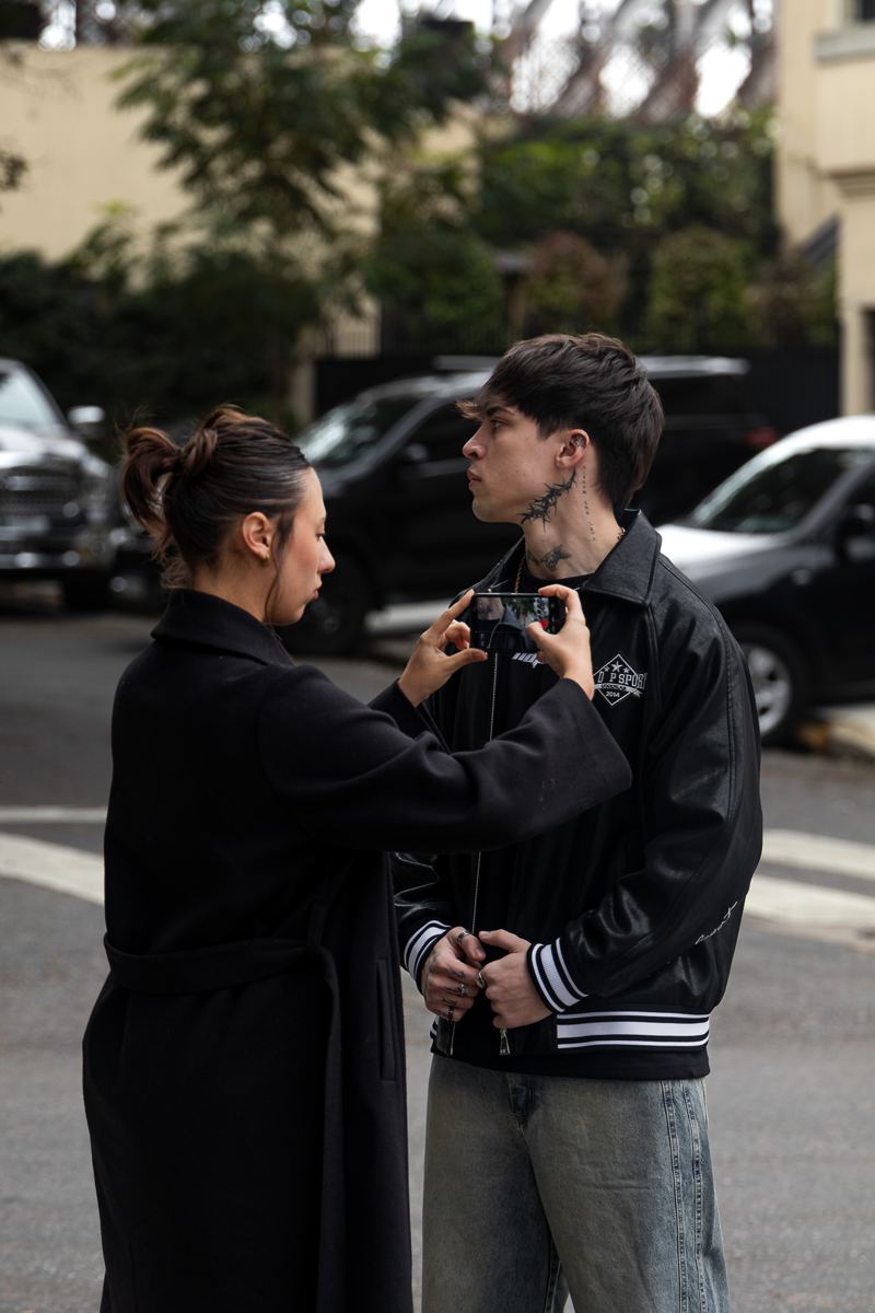 Aruna Farias dirigiendo una toma en la calle